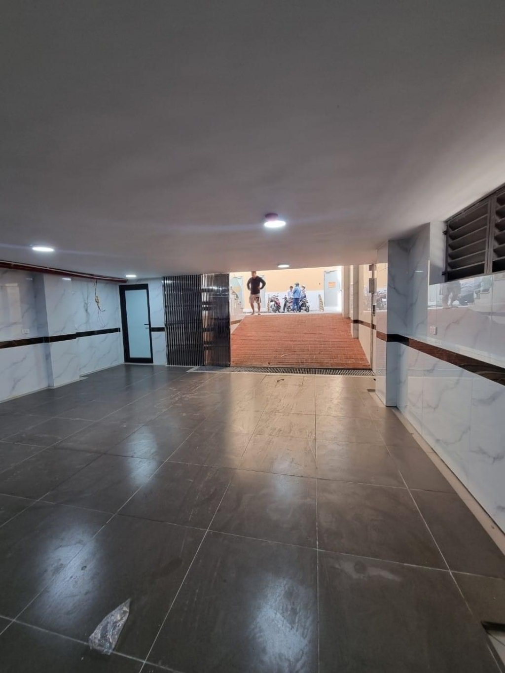 BÁN TOÀ NHÀ CCMN LẠC LONG QUÂN CẦU GIẤY KD SIÊU ĐỈNH 3 THOÁNG GẦN PHỐ DÒNG TIỀN 2TỶ 1 NĂM