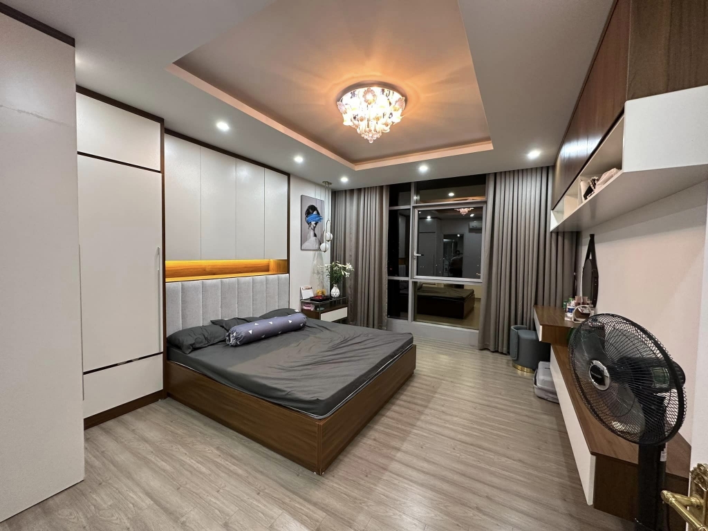 Con du học, Bán GẤP CCCC Eurowindow Multi Complex Trần Duy Hưng 101m2, 5.1 tỷ tầng trung, tặng hết nội thất