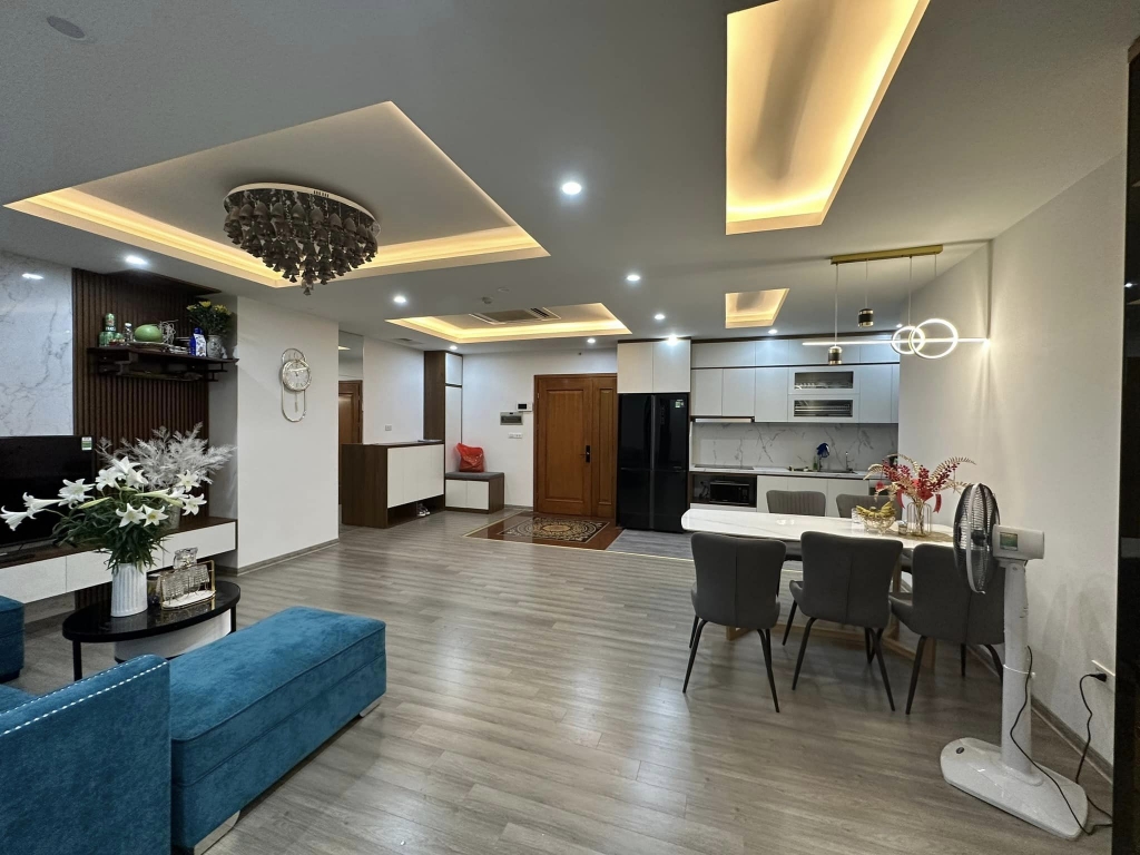 Con du học, Bán GẤP CCCC Eurowindow Multi Complex Trần Duy Hưng 101m2, 5.1 tỷ tầng trung, tặng hết nội thất