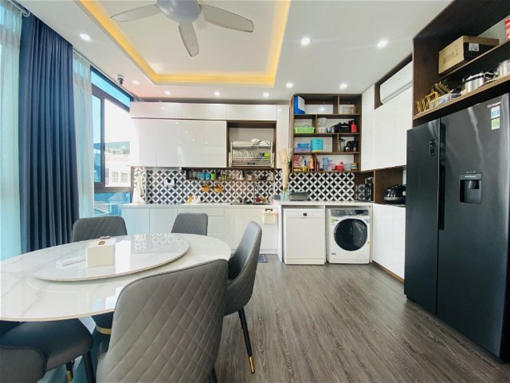 Bán nhà ngã tư sở, view hồ, ở và cho thuê Apartment, chung cư mini 128 m2, 7 tầng, 3 mặt thoáng, 15 phòng cho thuê 130tr/tháng, thang máy, ô tô đỗ cửa