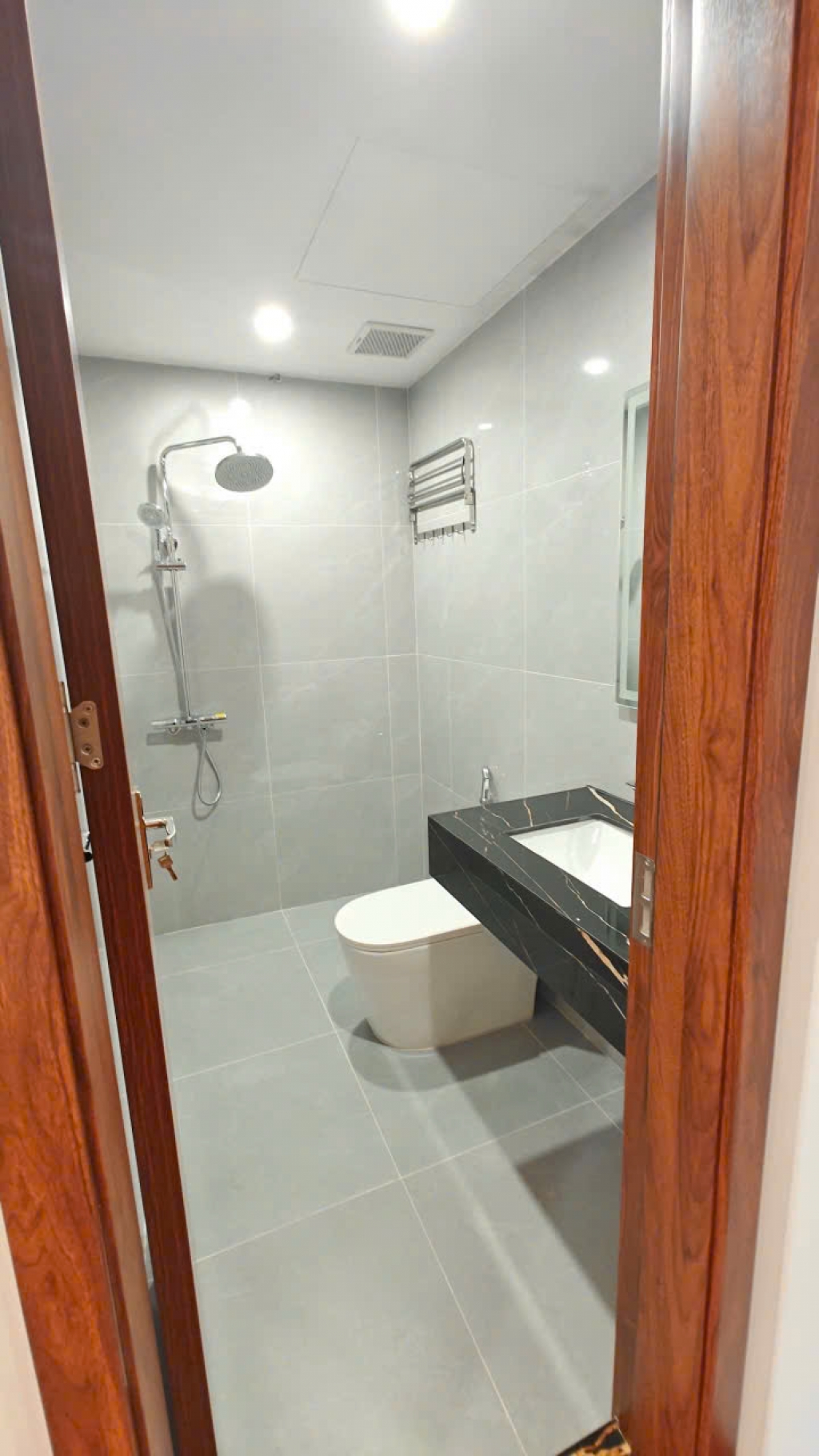 Tôi là chủ nhà!!!Cần bán gấp căn hộ chung cư 120 m2, 3 PN tòa D5A Trần Thái Tông, ban công Đông Nam