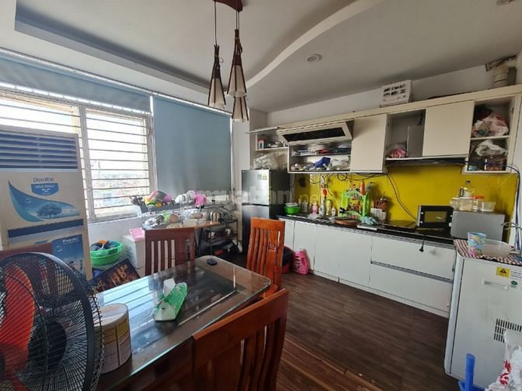 Căn hộ tầng 11 chung cư 27 Lạc Trung