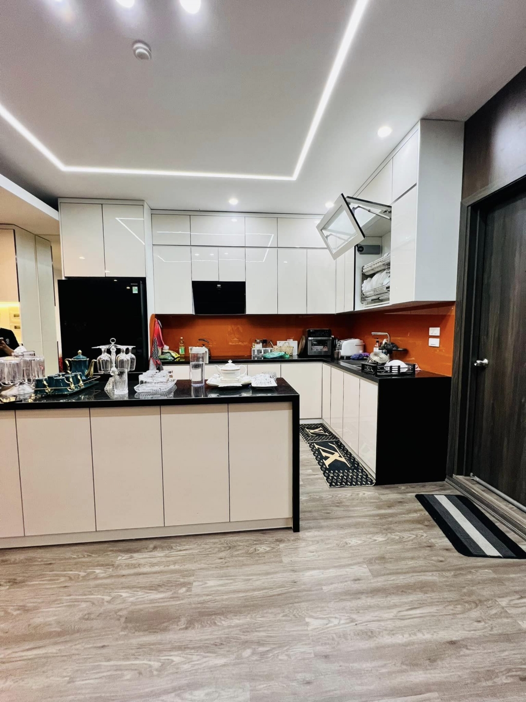 BÁN GẤP CC SAKURATOWER -CĂN GÓC – TẦNG 16 – DT 130M2 -3PN + 2WC – NỘI THẤT TIỀN TỶ – GIÁ 3x triệu