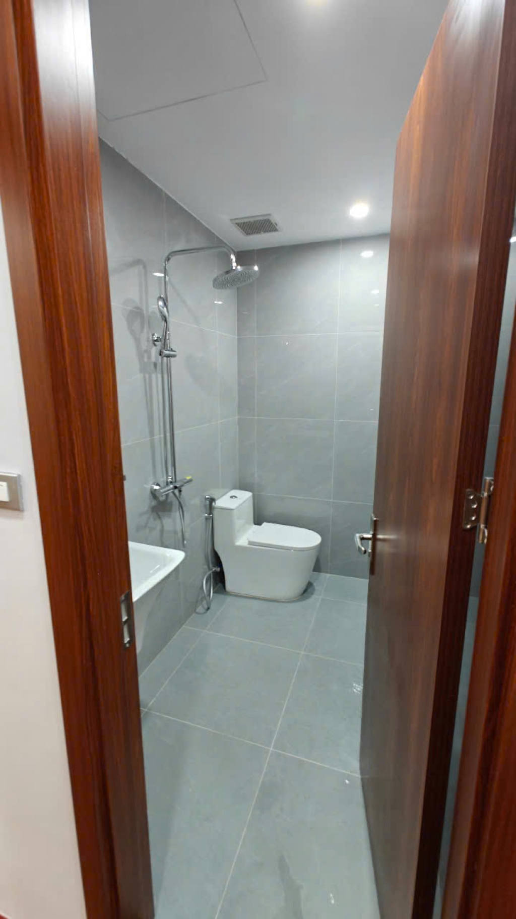 Tôi là chủ nhà!!! Cần bán căn hộ chung cư 90 m2,3 PN Tòa 4F Vũ Phạm Hàm - Trung Hòa;ban công Đông Nam