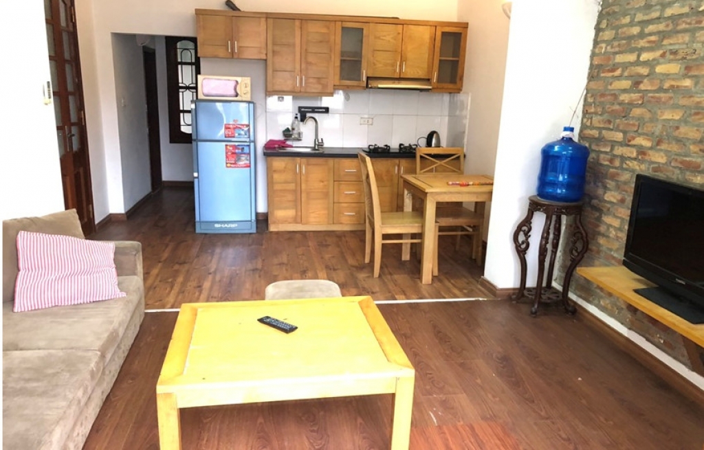 Cho thuê Căn hộ dịch vụ 1N,1K phố Thụy Khuê, Tây Hồ. Nhà ban công thoáng View hồ. Chỉ 7.5tr