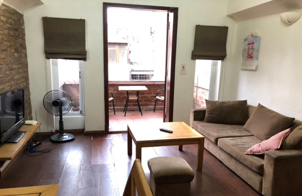 Cho thuê Căn hộ dịch vụ 1N,1K phố Thụy Khuê, Tây Hồ. Nhà ban công thoáng View hồ. Chỉ 7.5tr