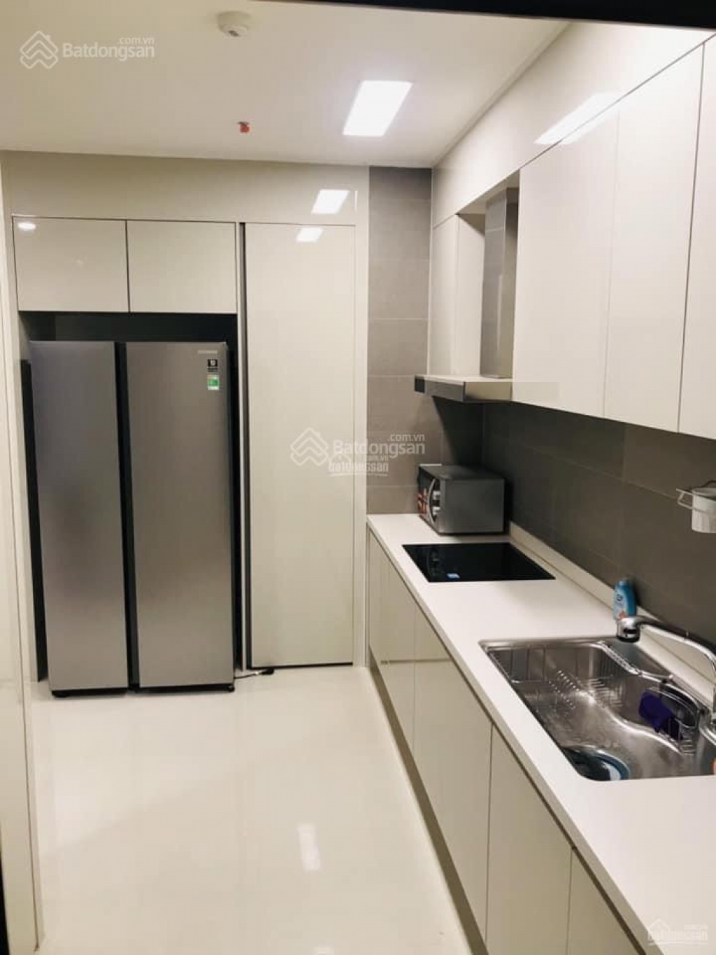 Cần bán căn hộ chung cư Watermark 395 Lạc Long Quân. DT 78m2, 2 phòng ngủ